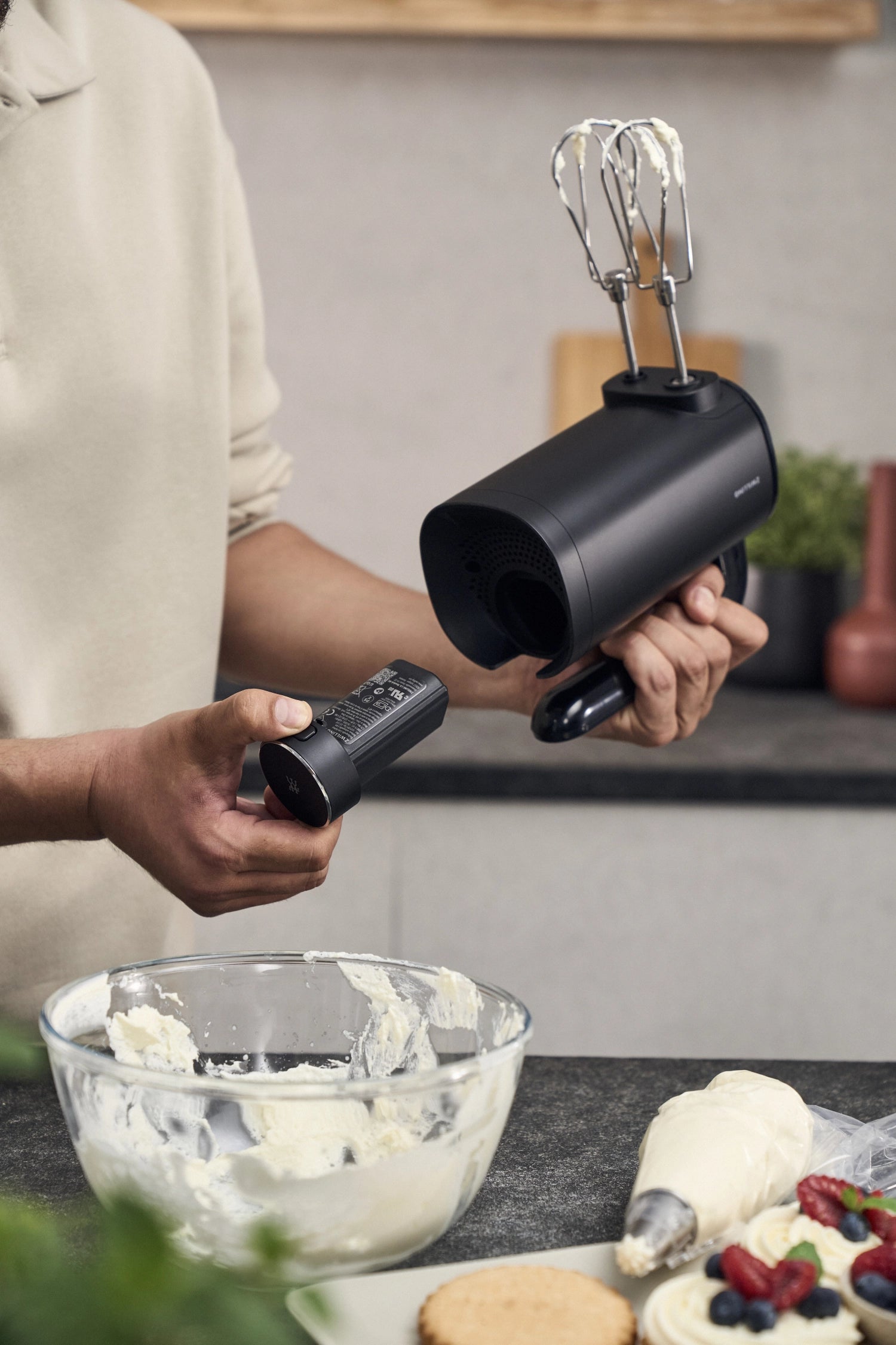 Eleganter kabelloser Handmixer Xtend von Zwilling, ideal für einfaches Mixen ohne Kabelsalat und mit modernem Design für jede Küche.