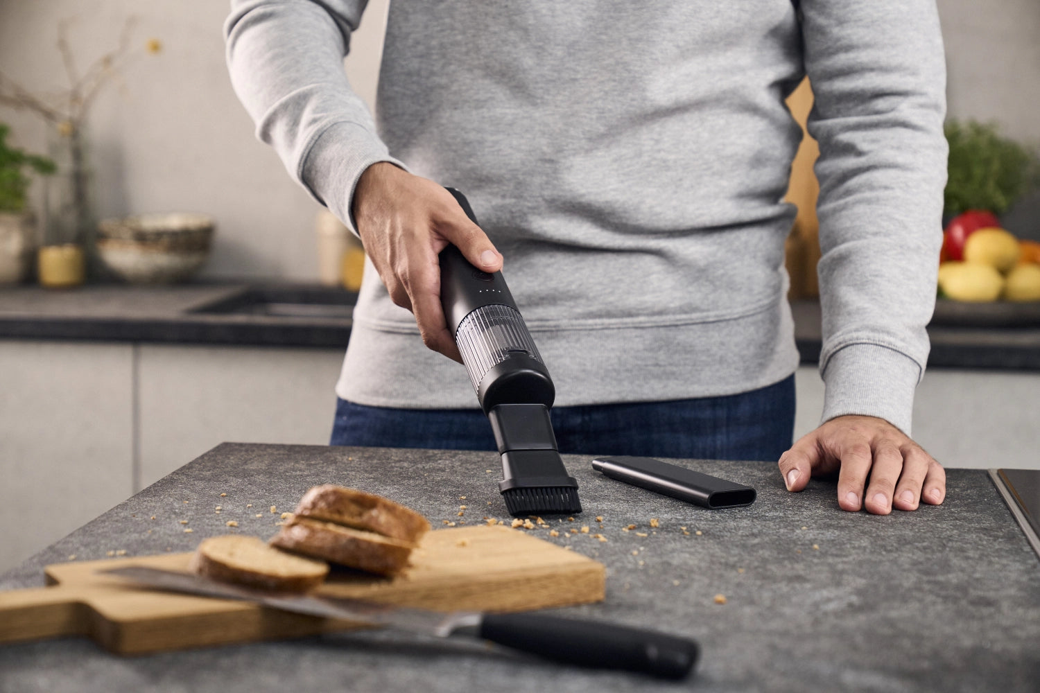 Xtend Handstaubsauger von Zwilling, kabellos und handlich, perfekt für mühelose Reinigung in Küche und Wohnräumen.
