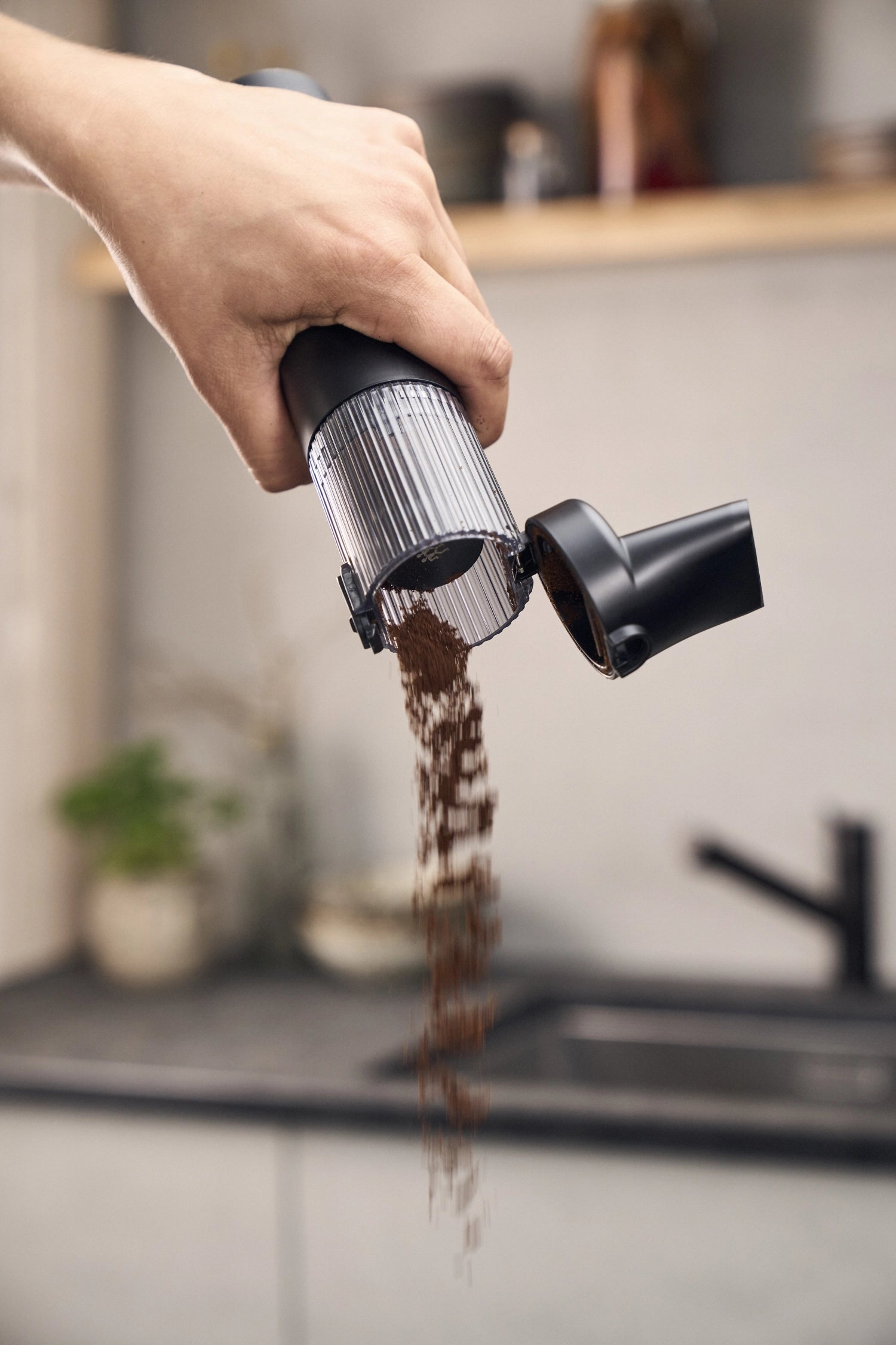 Xtend kabelloser Handstaubsauger von Zwilling, ideal für schnelle und einfache Reinigung in Küche und Zuhause, ohne Akku.