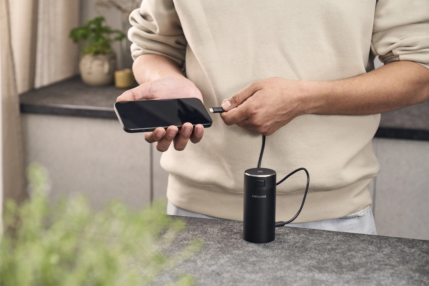 Kompaktes Xtend Ladegerät von Zwilling, das auch als Powerbank dient – perfekt für die moderne Küche, leistungsstark und platzsparend.