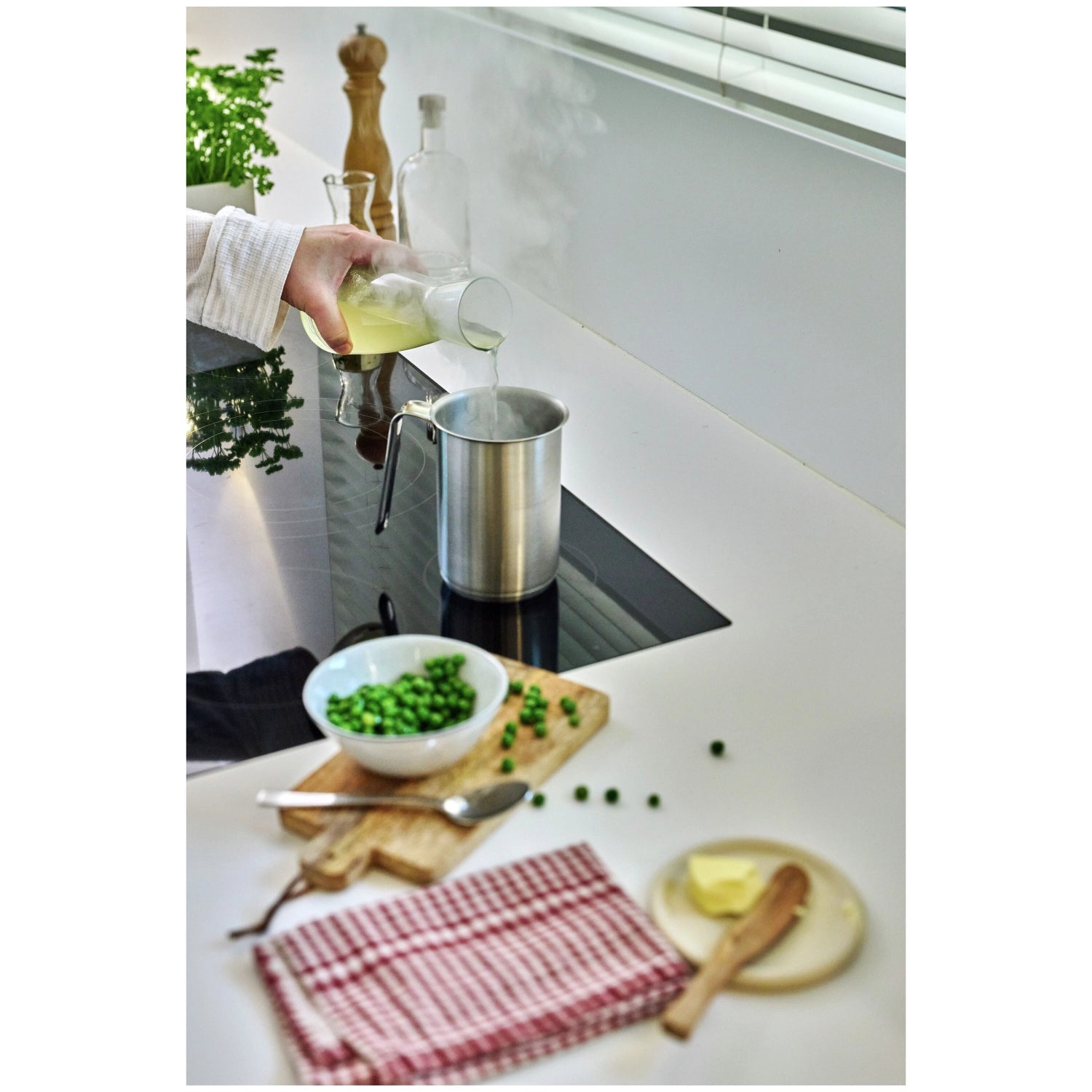 Hochwertige Saucenpfanne von Demeyere, 10 cm hoch, 1.1 l, ideal für präzises Kochen und Saucenzubereitung, langlebig und funktional.