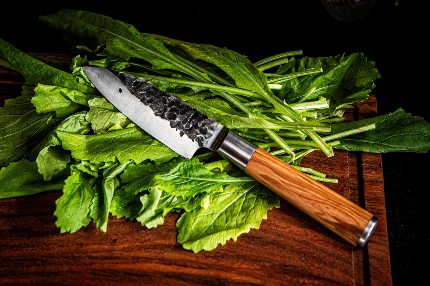 Elegantes Forged Olive Petty Messer, perfekt für feine Schneidarbeiten, mit einem stilvollen Olivenholzgriff und robustem Stahl.