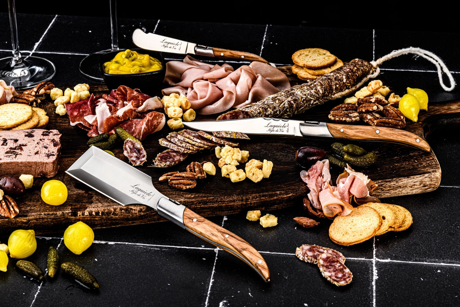 Elegantes Charcuterie Set aus hochwertigem Olivenholz, perfekt für stilvolles Servieren und Präsentieren von Käse und Wurst.