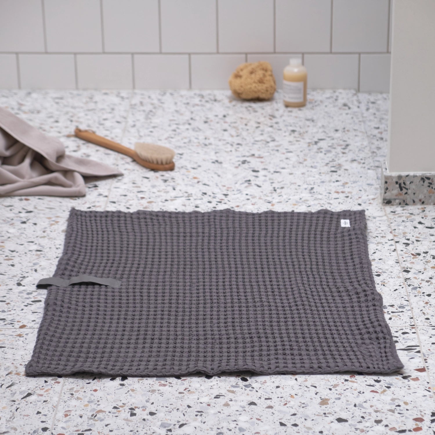 Stilvolle Big Waffle Badematte in dunklem Grau, 80x55 cm, gefertigt aus 100% Biobaumwolle – perfekt für umweltbewusste Badezimmergestaltung.