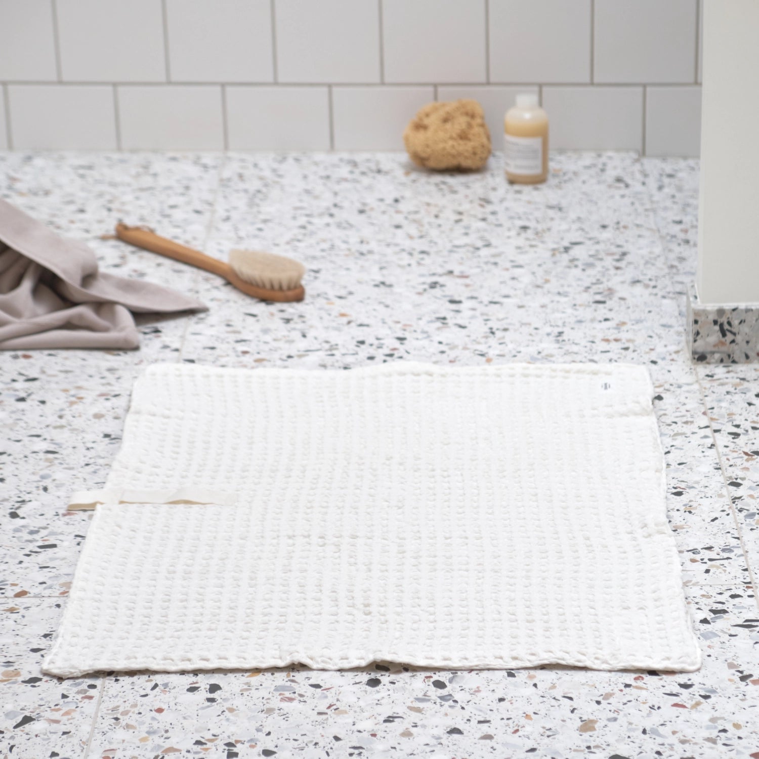 Stilvolle Big Waffle Badematte in sanftem Naturweiß, 80x55 cm, aus 100% Biobaumwolle – ideal für nachhaltige Badezimmergestaltung.