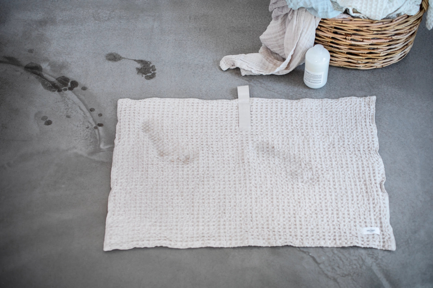 Stilvolle Badematte im Waffelmuster, 80x55 cm, aus nachhaltiger Biobaumwolle in sanftem Steinton – ideal für ein modernes Badezimmer.