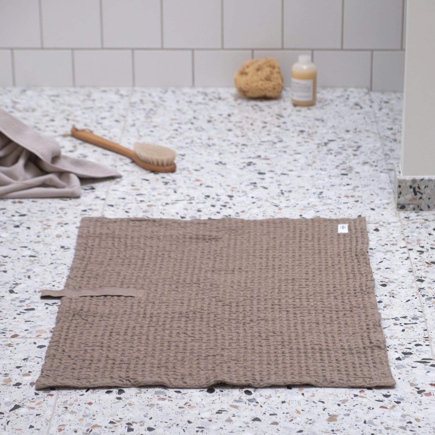 Stilvolle Big Waffle Badematte in warmem Clay, 80x55 cm, aus 100% Biobaumwolle – perfekt für umweltbewusste Badezimmergestaltung.