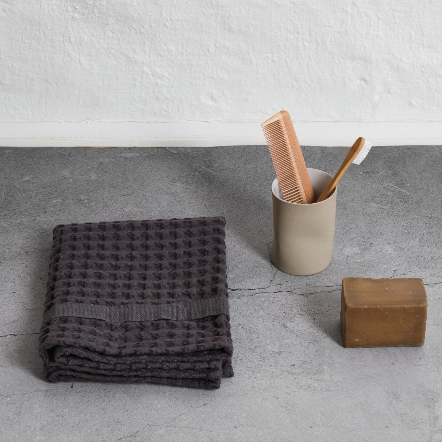 Elegantes Big Waffle Handtuch in dunklem Grau, 50x75 cm, gefertigt aus nachhaltiger Biobaumwolle für ein luxuriöses und umweltfreundliches Badeerlebnis.