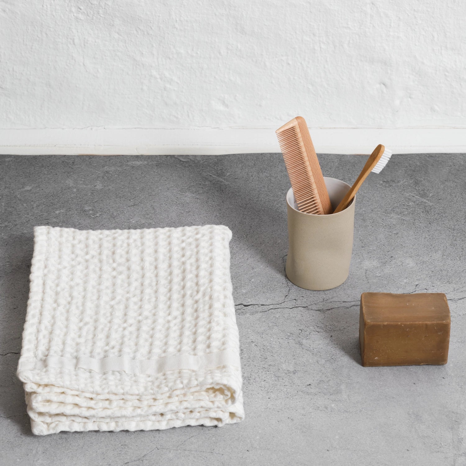 Elegantes Big Waffle Handtuch in natürlichem Weiß, 50x75 cm, aus 100% Biobaumwolle für ein luxuriöses und umweltfreundliches Badeerlebnis.
