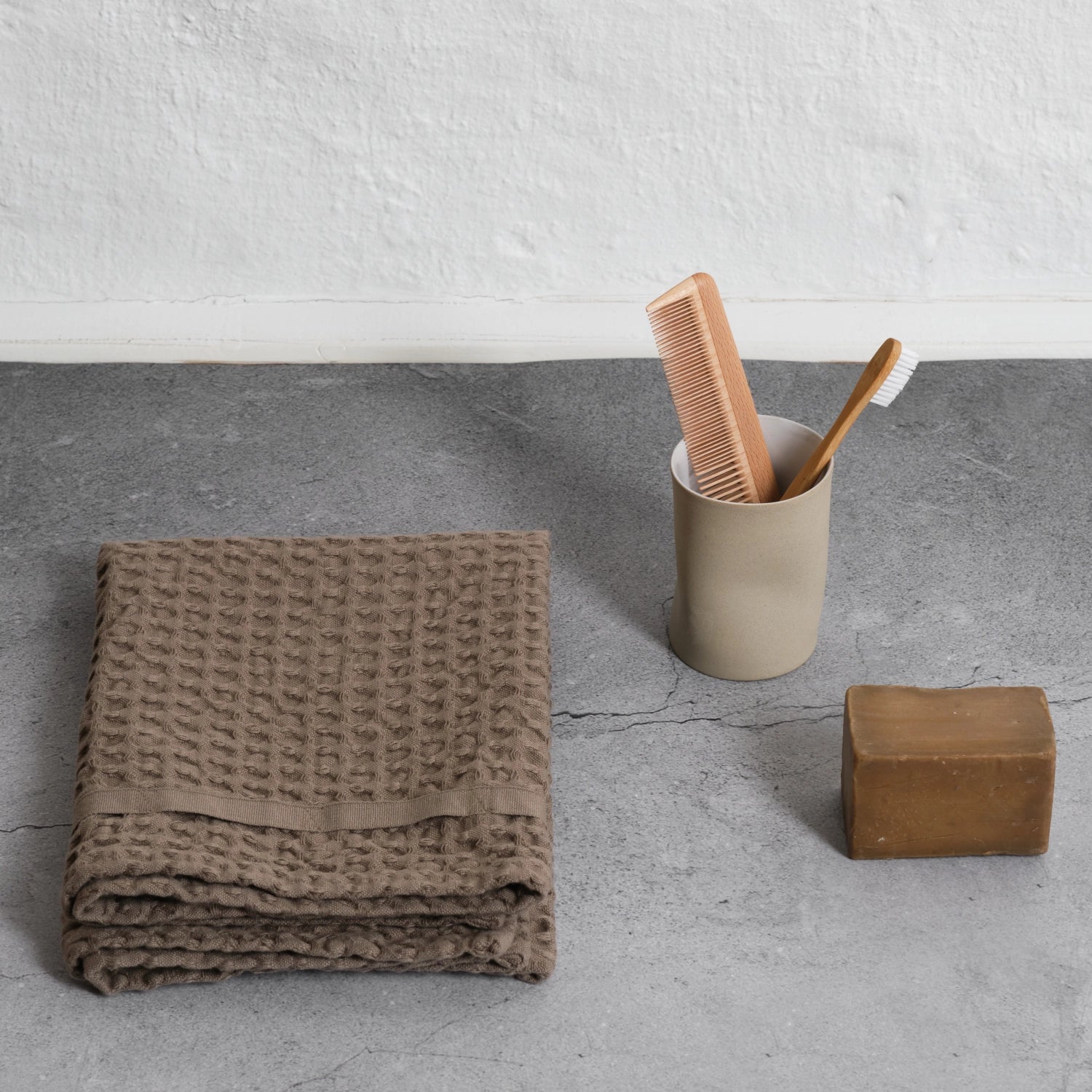 Elegantes Big Waffle Handtuch in der Farbe Clay, 50x75 cm, aus nachhaltiger Biobaumwolle für ein luxuriöses und umweltfreundliches Badeerlebnis.