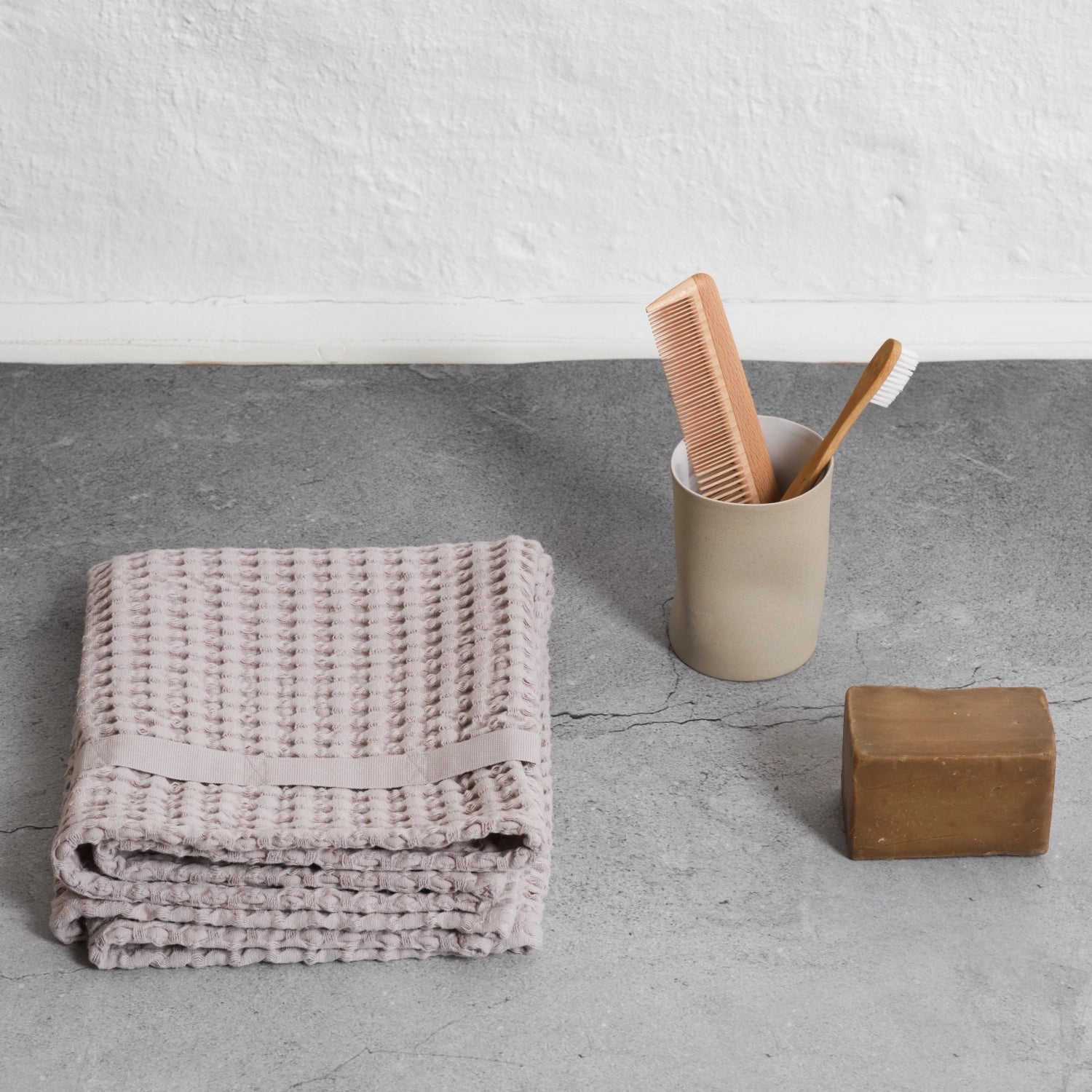 Elegantes Big Waffle Handtuch in zartem Dusty Lavendel, 50x75 cm, gefertigt aus feiner Biobaumwolle für umweltfreundlichen Komfort.