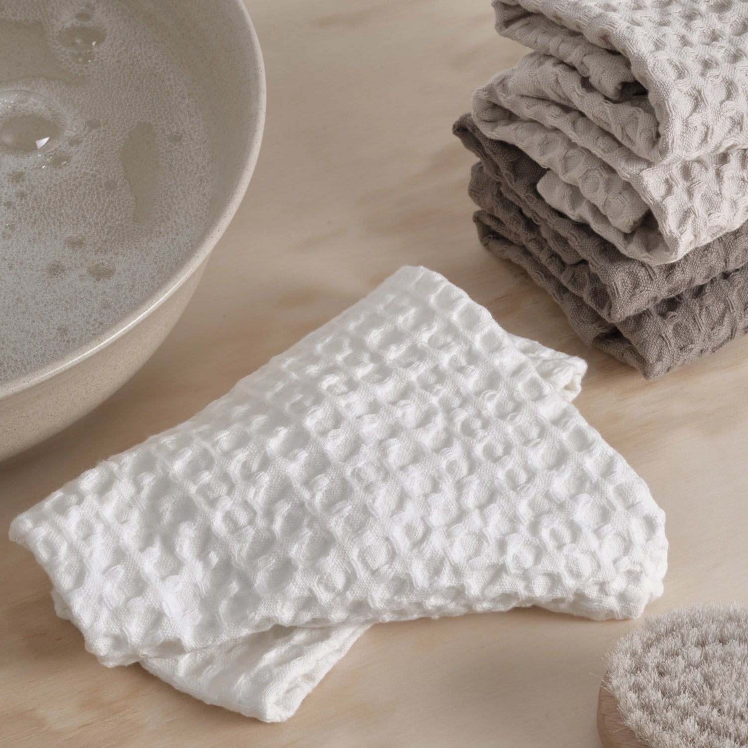 Set aus drei großen, naturweißen Waschlappen im Waffelmuster (24x40 cm) von The Organic Company, ideal für nachhaltige Badezimmerpflege.