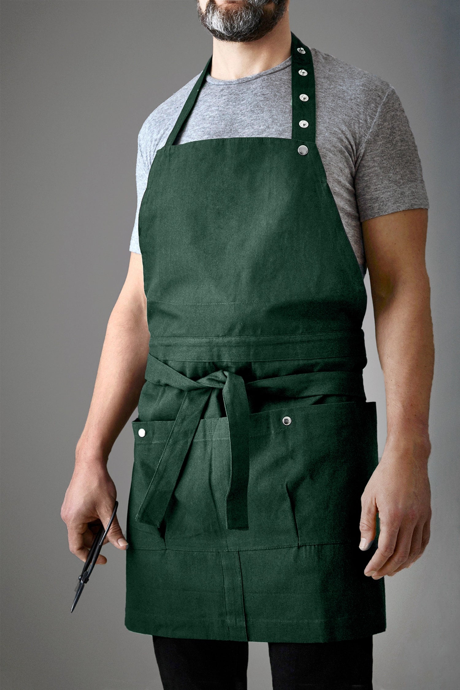 Dunkelgrüne Kochschürze aus Biobaumwolle, 100x74cm, von The Organic Company, ideal für kreative Köche und umweltbewusste Küchen.