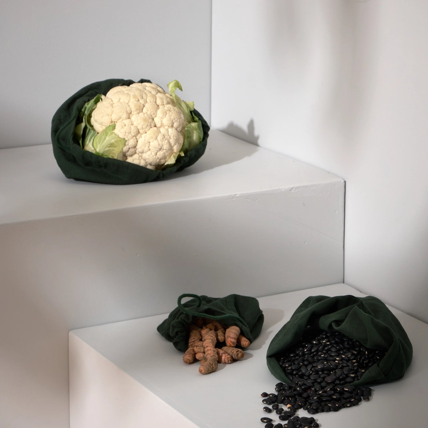 Dunkelgrünes 3er Set Food Bags aus Biobaumwolle von The Organic Company, ideal für umweltfreundliche Aufbewahrung von Lebensmitteln.