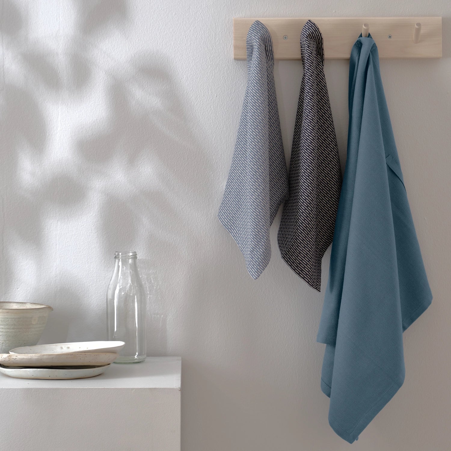 Elegantes 3er Set Geschirr- und Spültücher (53x86cm) aus nachhaltiger Biobaumwolle in einem beruhigenden Ozeanblau, perfekt für umweltfreundliche Küchen.