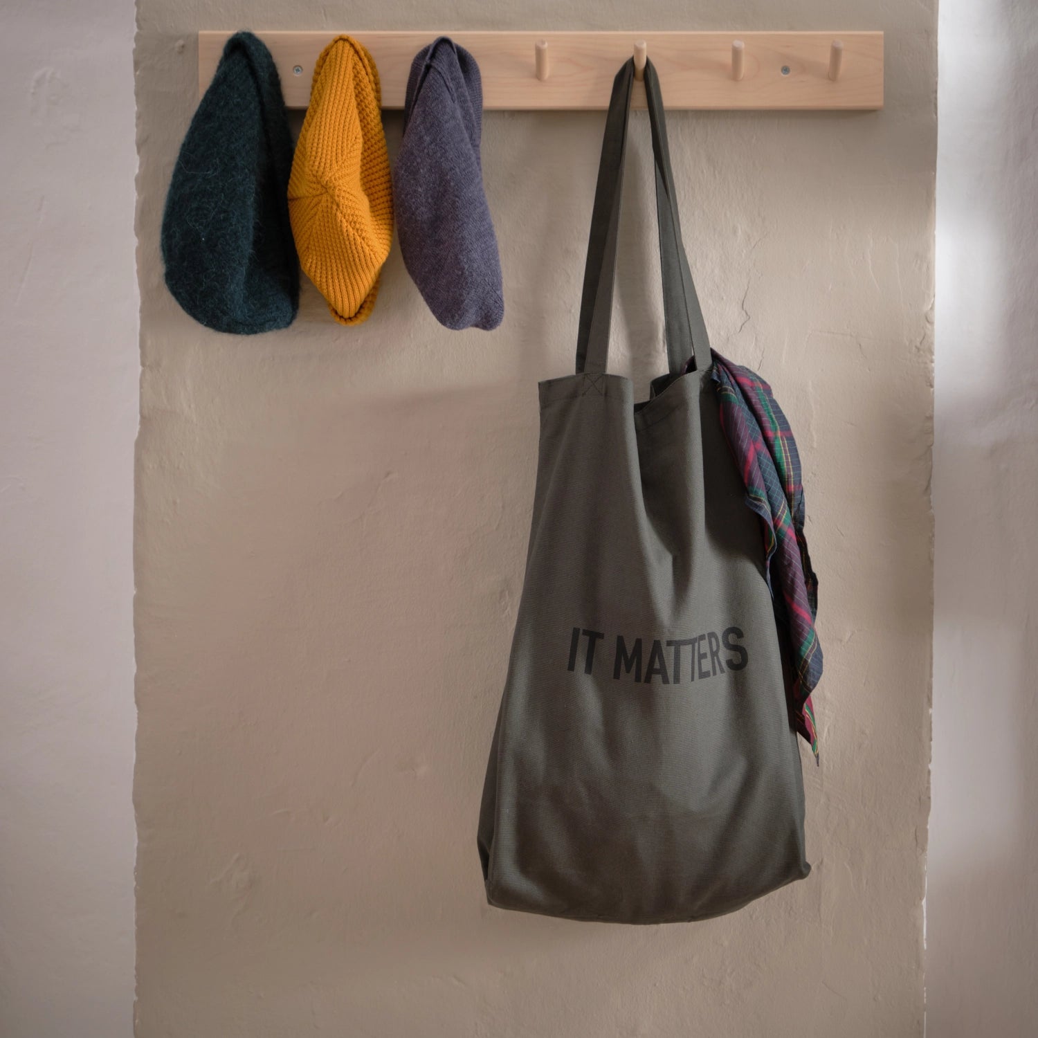 Dunkelgrüne It Matters Tasche aus Biobaumwolle (50x35x15cm) von The Organic Company, ideal für umweltbewusste Einkäufe und nachhaltigen Lifestyle.