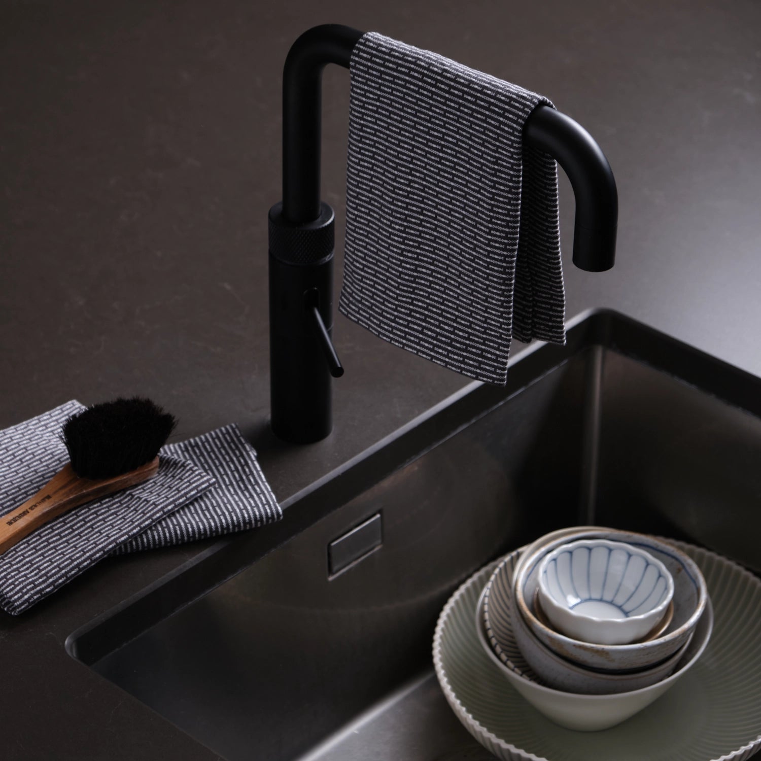 Hochwertiges 3er Set Geschirrtücher in der Farbe evening grey, gefertigt aus 100% Biobaumwolle, perfekt für umweltbewusste Haushalte. Größe: 30x35cm.