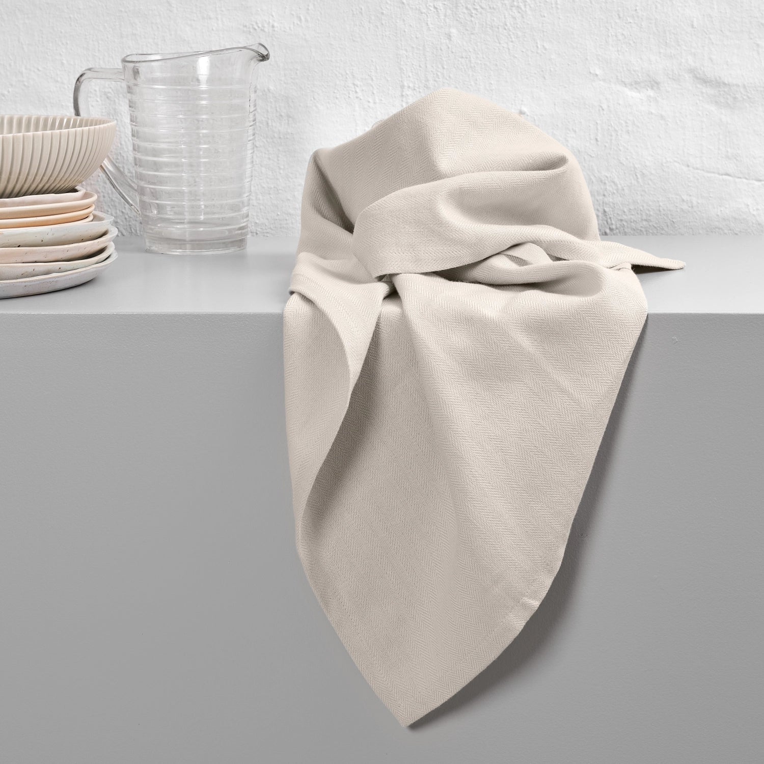 Hochwertiges Geschirrtuch aus Biobaumwolle in Steinfarbe, 53x86 cm, von The Organic Company – perfekt für nachhaltige Küchen.