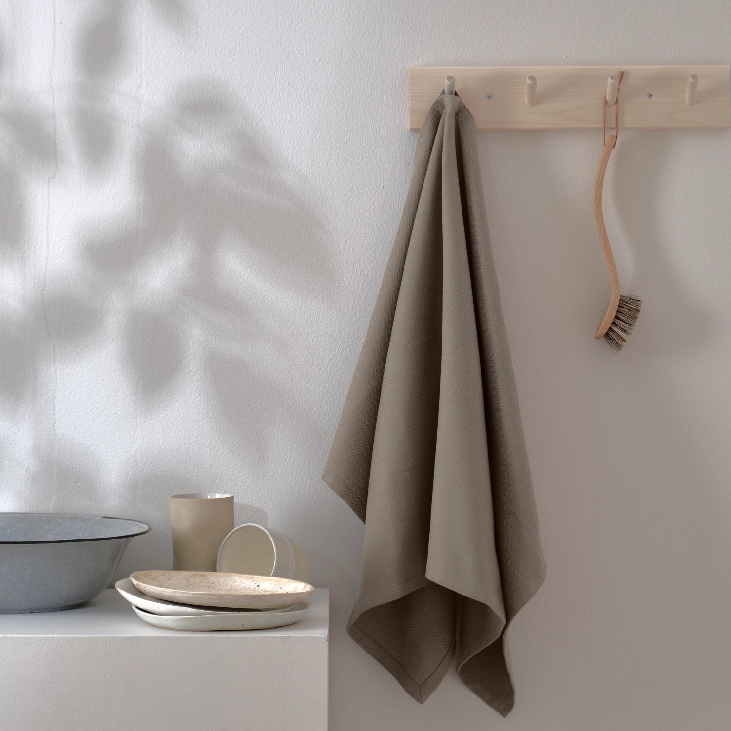 Hochwertiges Geschirrtuch aus Biobaumwolle in der Farbe Clay, 53x86 cm, von The Organic Company – perfekt für nachhaltige Küchen.