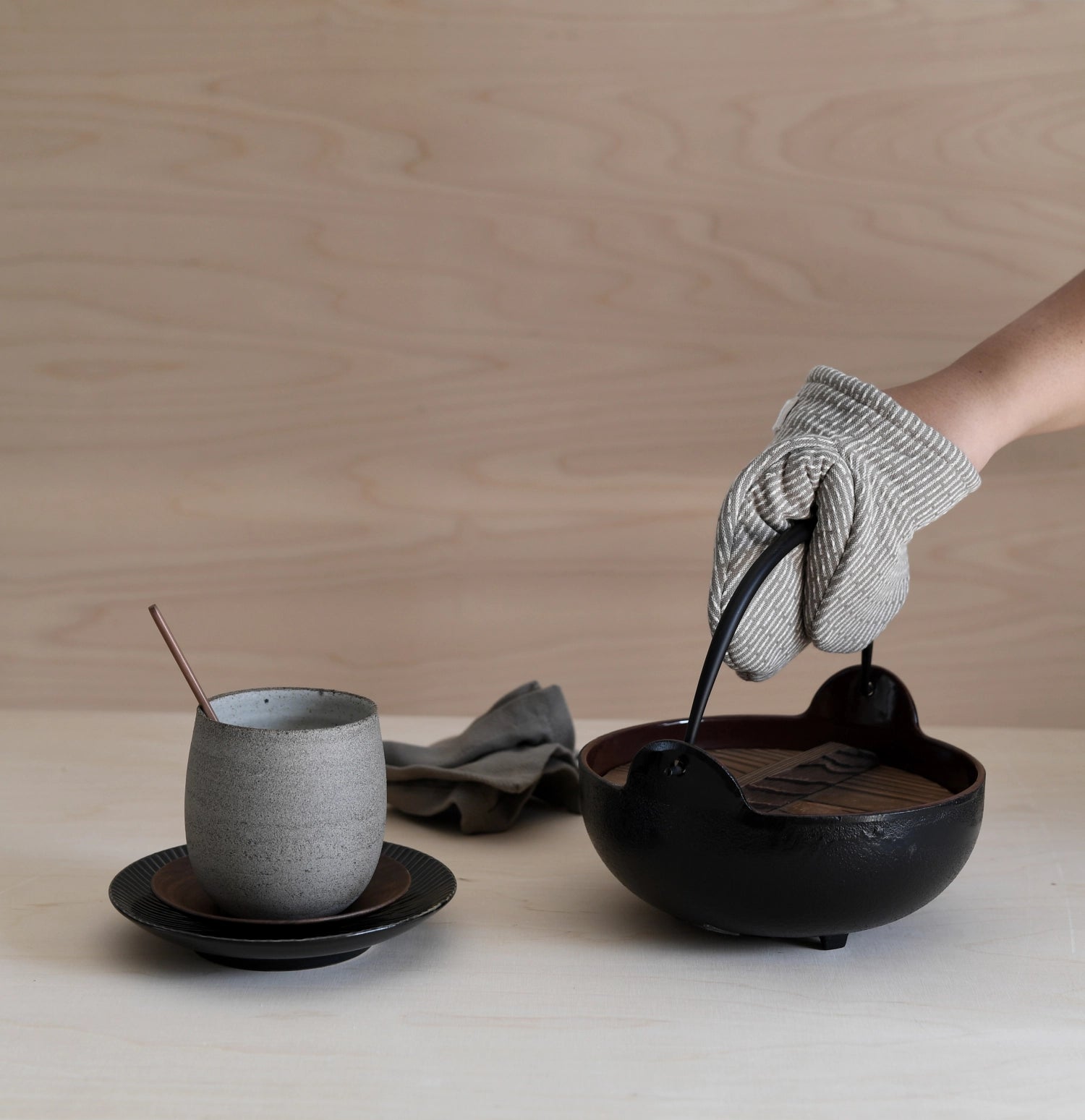 Mini Ofenhandschuhe aus Biobaumwolle in clay stone, 14x14cm, von The Organic Company – perfekt für sicheres Greifen heißer Töpfe und Pfannen.