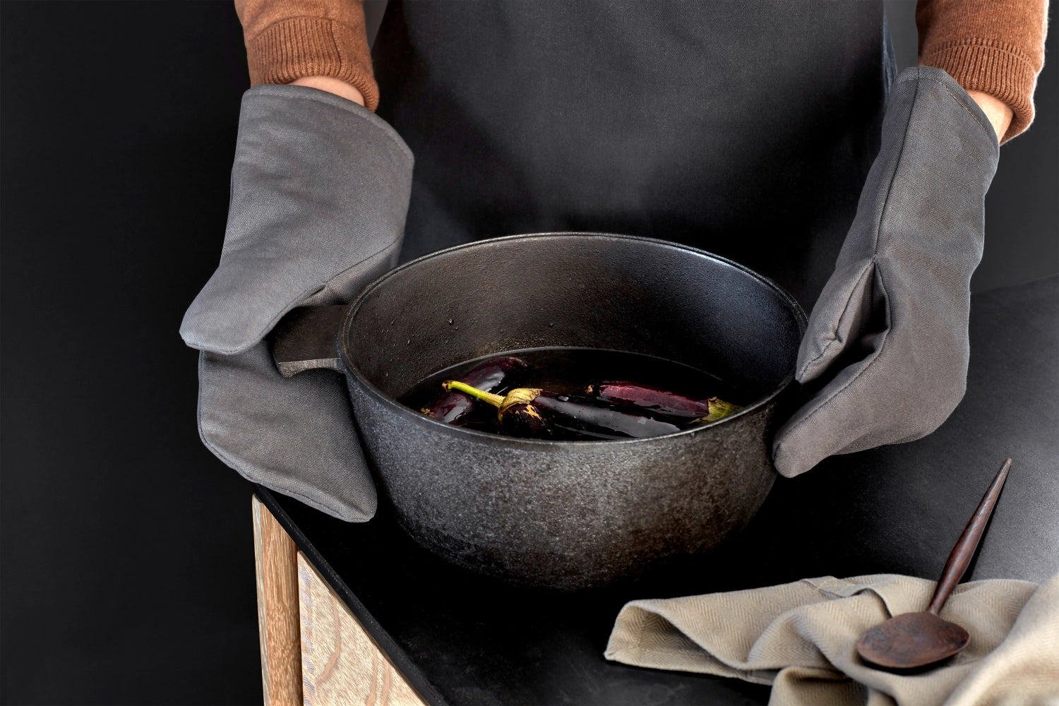 Ofenhandschuhe aus 100% Biobaumwolle in Dunkelgrau, 15x31 cm, von The Organic Company – idealer Schutz beim Kochen und Backen.