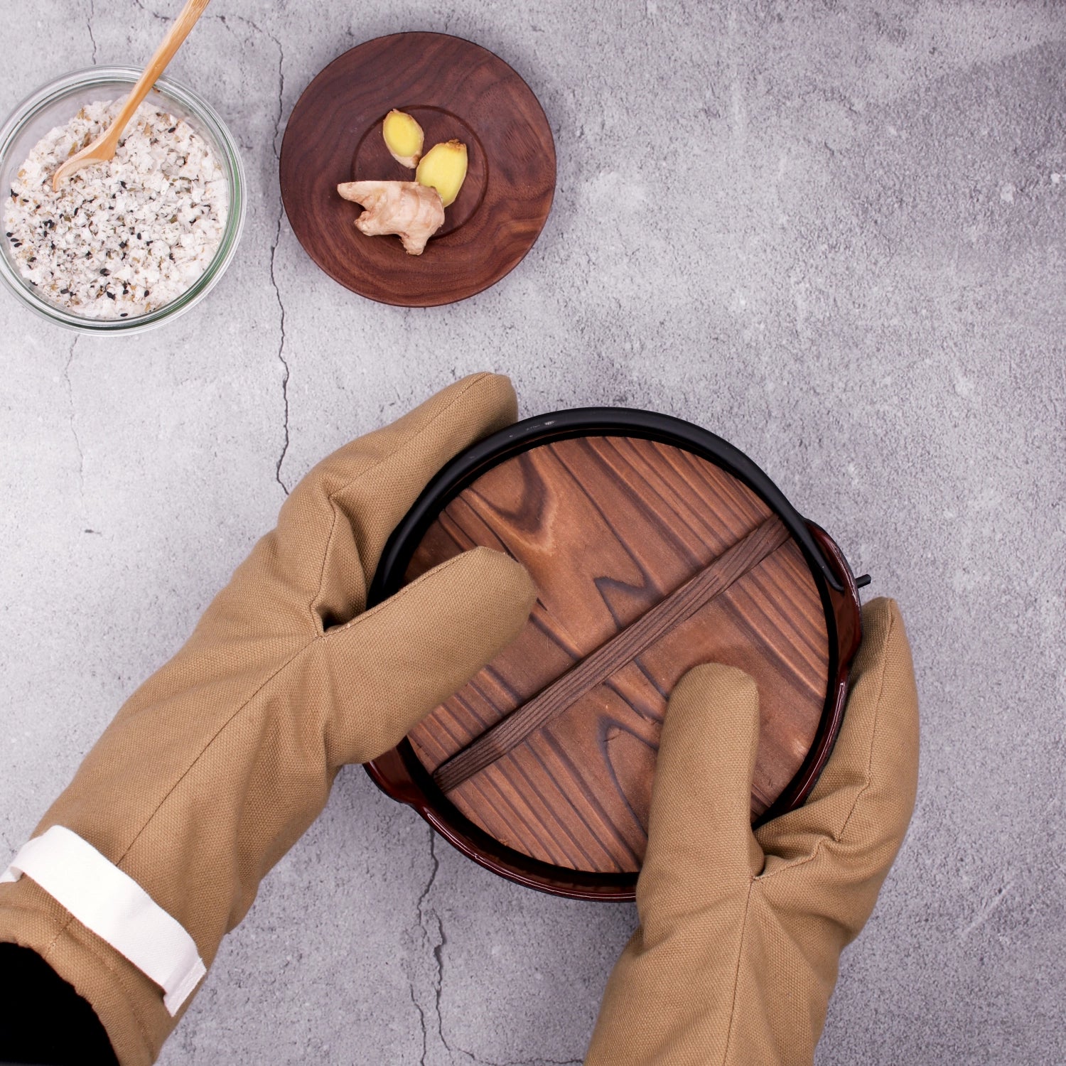 Ofenhandschuhe aus khakifarbenem Biobaumwollstoff, 15x31 cm, von The Organic Company – idealer Schutz beim Kochen und Backen.