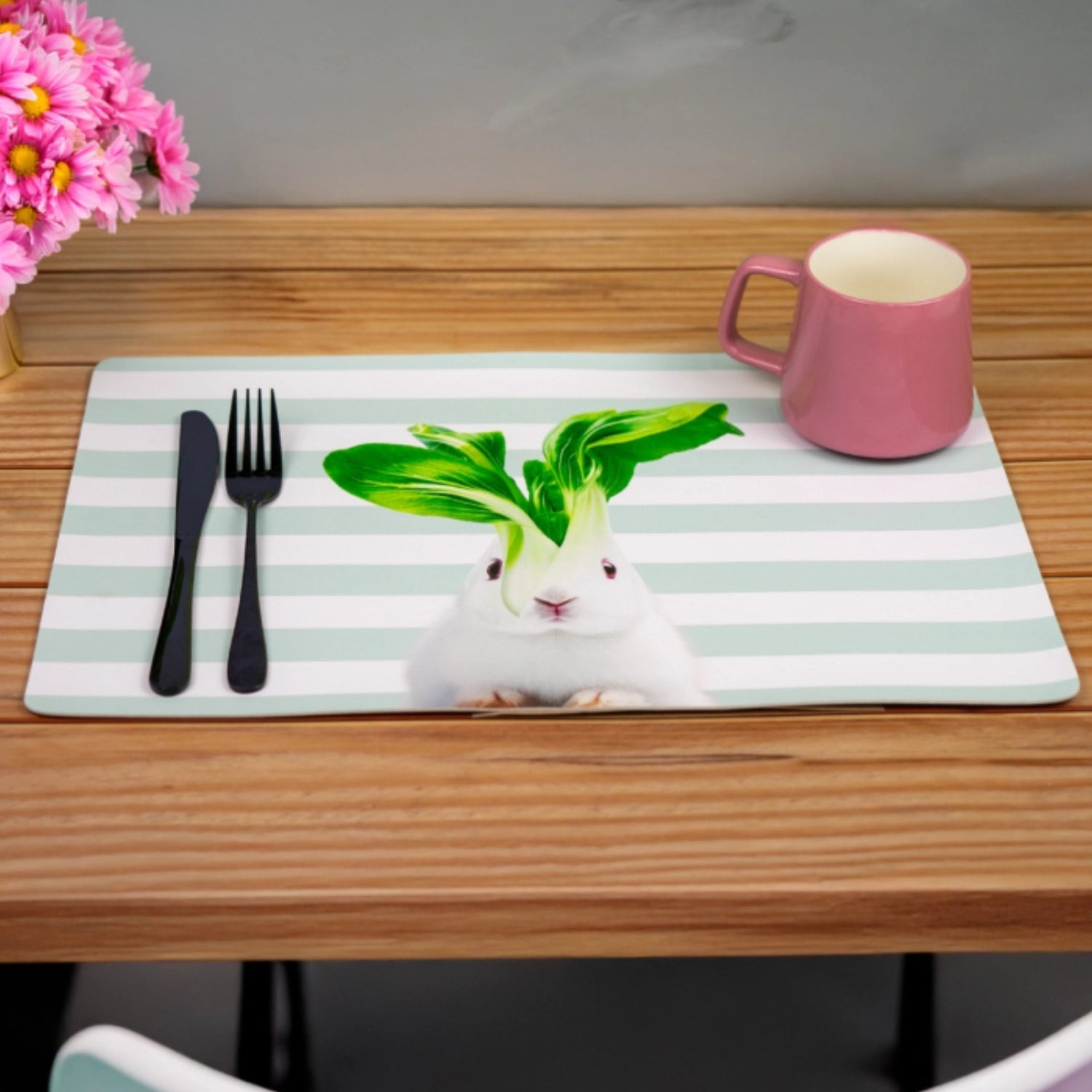 Buntes, beidseitig bedrucktes Tischset mit Hasenmotiv aus PVC, ideal für fröhliche Tischdekorationen und vielseitig einsetzbar.