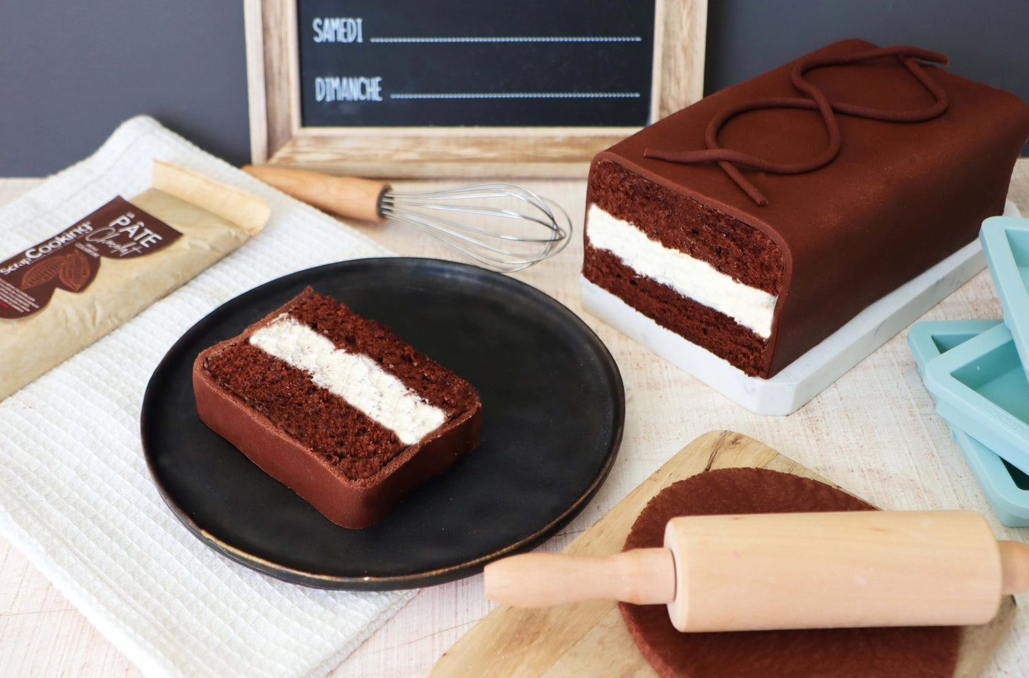Intensiv schokoladiger Rollfondant in Braun, ideal zum Dekorieren von Torten und Gebäck. 400g von Scrap Cooking für kreative Backprojekte.