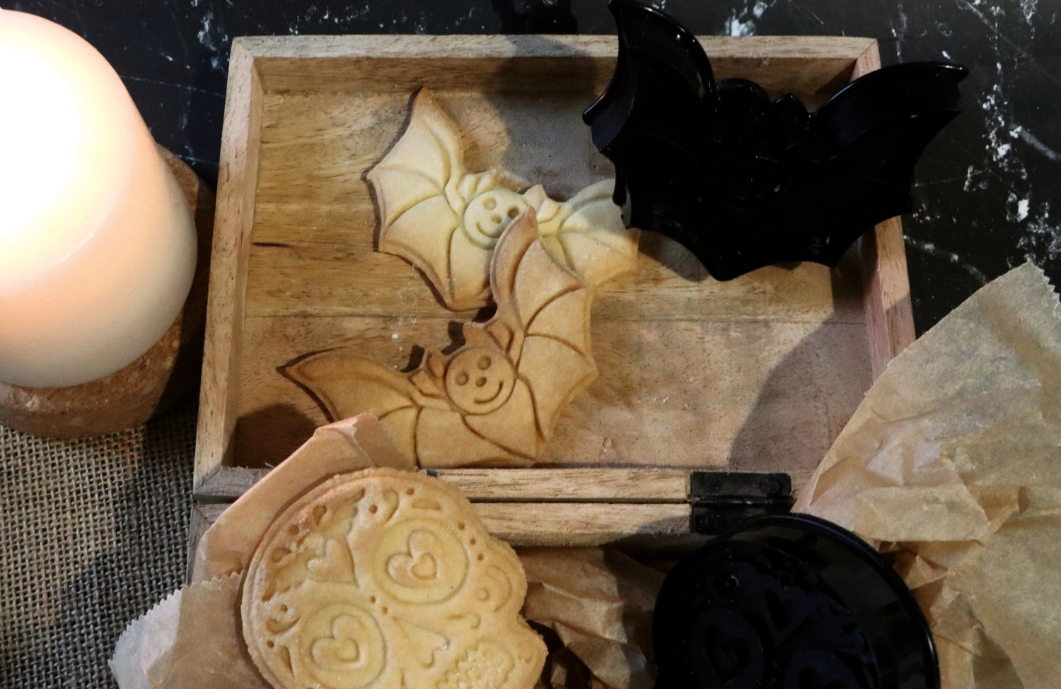 Zwei Halloween-Ausstechformen in Schwarz für kreative Backideen, ideal für Plätzchen und Dekorationen, von Scrap Cooking.