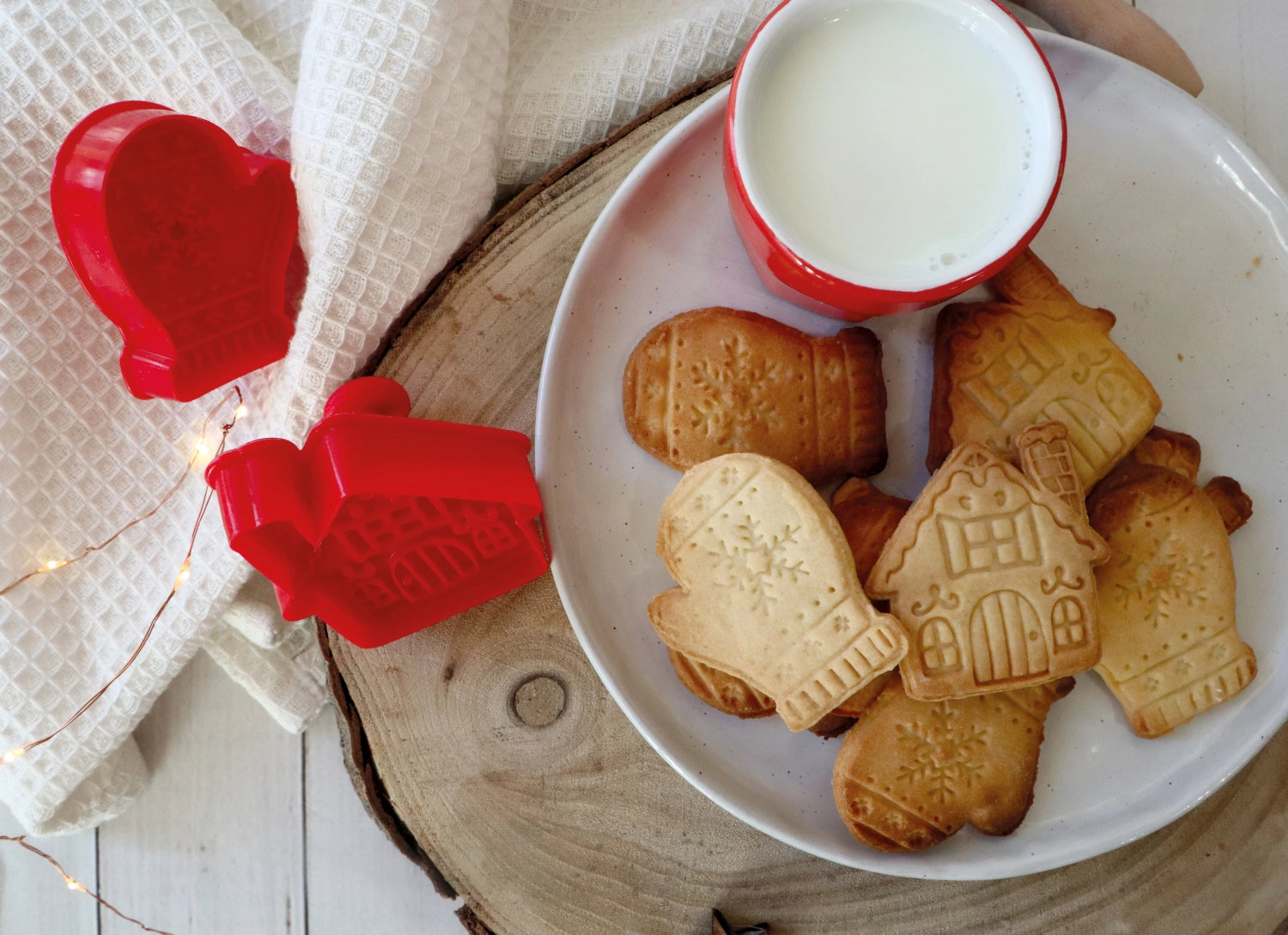 Zwei festliche Ausstechformen in Rot für Weihnachtsplätzchen, ideal für kreative Backprojekte und festliche Anlässe.