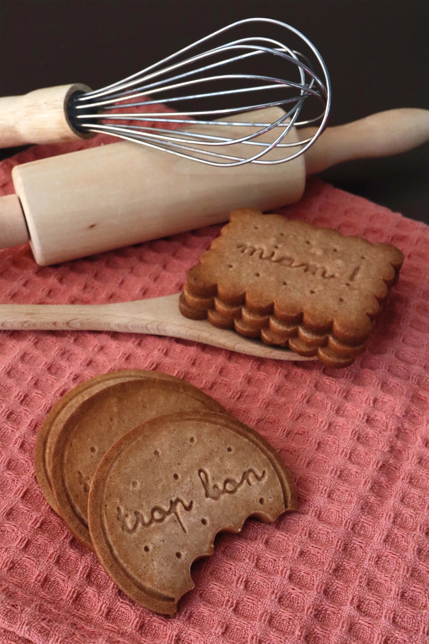 Zwei klassische Ausstechformen in leuchtendem Pink von Scrap Cooking, perfekt für das Formen von Keksen und Plätzchen in verschiedenen Designs.