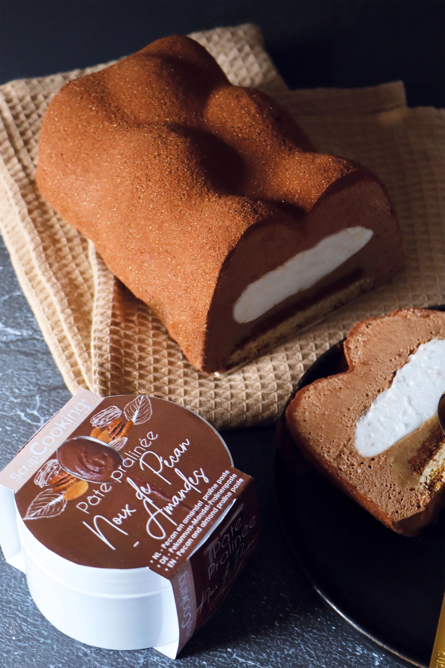 Große Silikon-Backform in Teddybär-Form, ideal für kreative Backprojekte. Perfekt für Kuchen und Desserts, von Scrap Cooking.