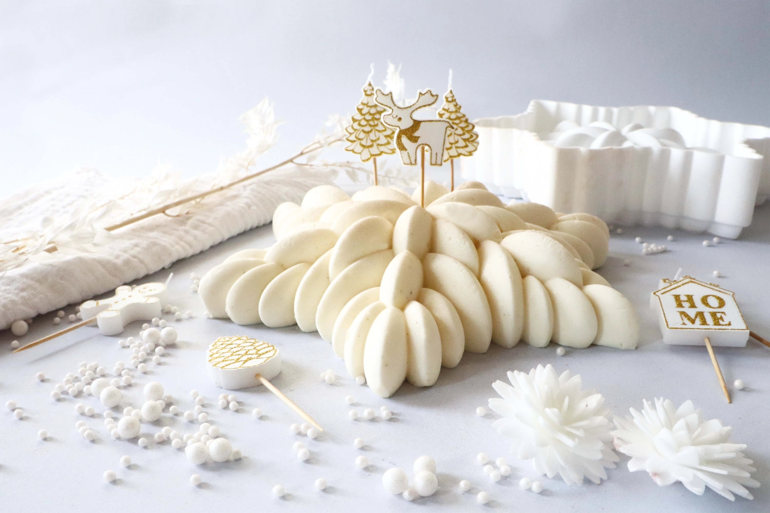 Elegantes 8er Set Weihnachtskerzen in Gold und Weiß von Scrap Cooking, ideal für festliche Dekoration und stimmungsvolle Abende.