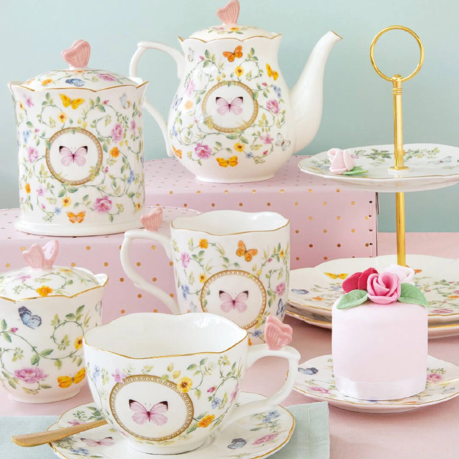 Elegante Teekanne aus Porzellan mit einem bezaubernden Schmetterlingsdesign, ideal für Teeliebhaber und stilvolle Teestunden.