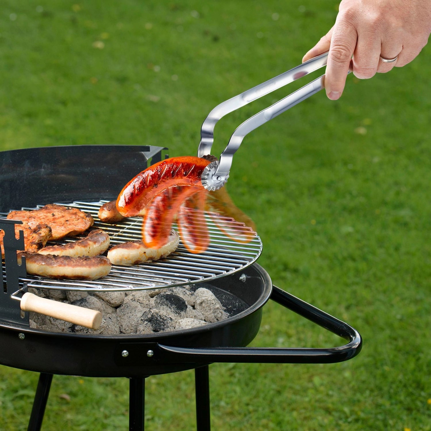 Vielseitige TwistMaster Grillzange von Westmark, ideal zum Wenden und Servieren von Grillgut, ergonomisches Design für optimalen Halt.