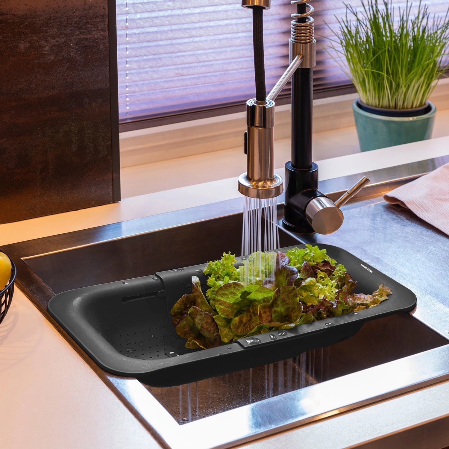Vielseitiges Abtropfsieb von Westmark für Spülbecken, ideal zum Abtropfen von Pasta, Gemüse und mehr. Robuste Bauweise für täglichen Einsatz.