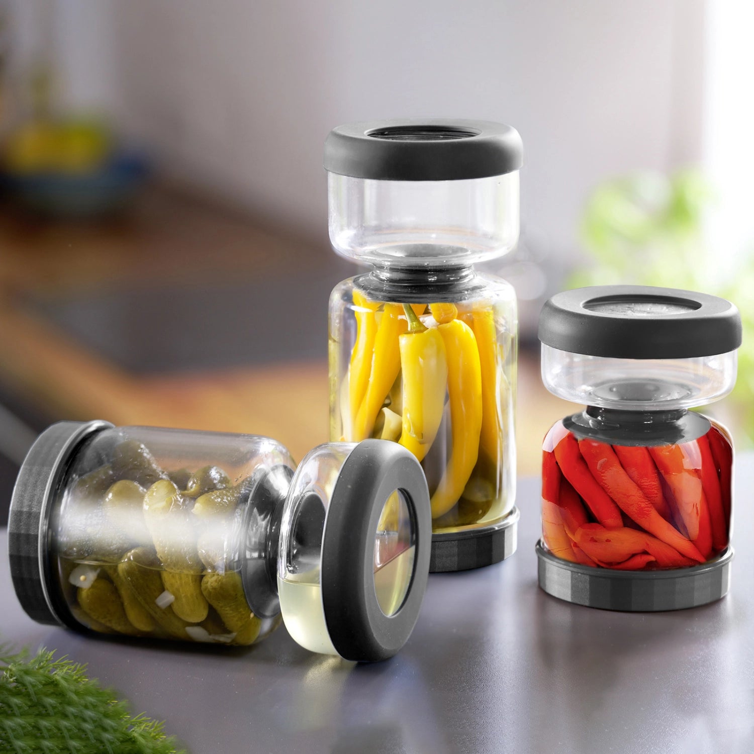 Elegantes 900 ml Abtropfglas von Westmark, perfekt für die schonende Aufbewahrung und Abtropfung von Lebensmitteln in der Küche.
