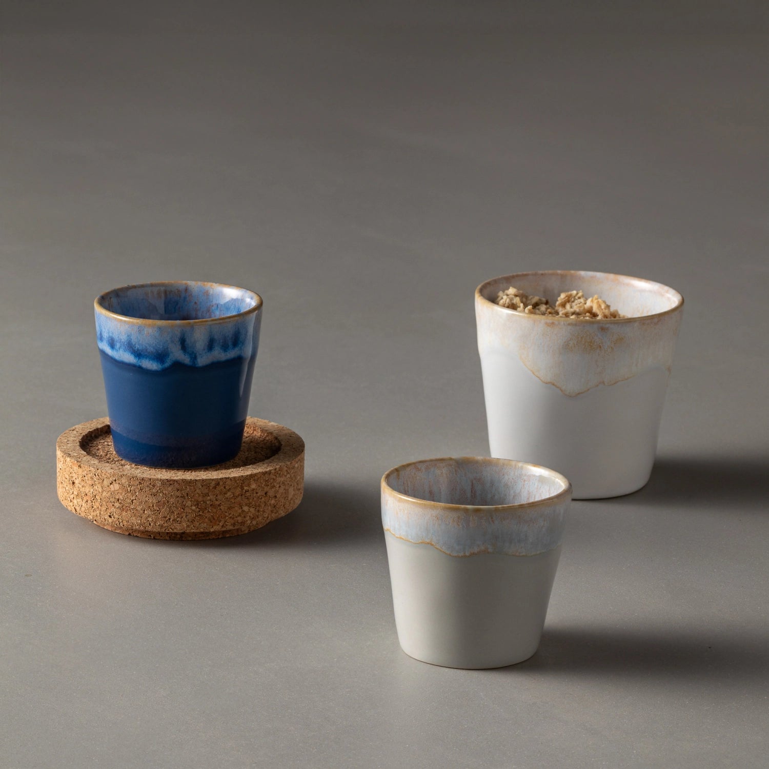 Elegante graue Espressotasse von Costa Nova, 70ml, mit einem Durchmesser von 6,5 cm und einer Höhe von 5,8 cm, ideal für stilvolle Kaffeepausen.