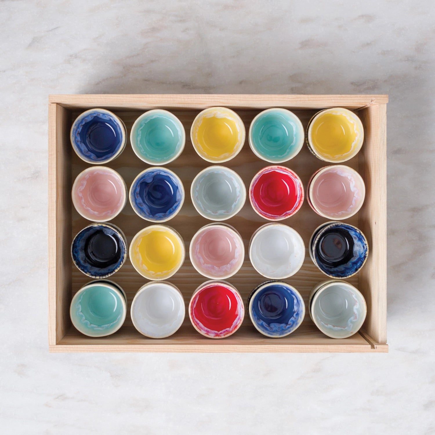 Elegantes 24-teiliges Set aus bunten Kaffeetassen in einer stilvollen Holzgeschenkbox, ideal für Kaffeeliebhaber und besondere Anlässe.