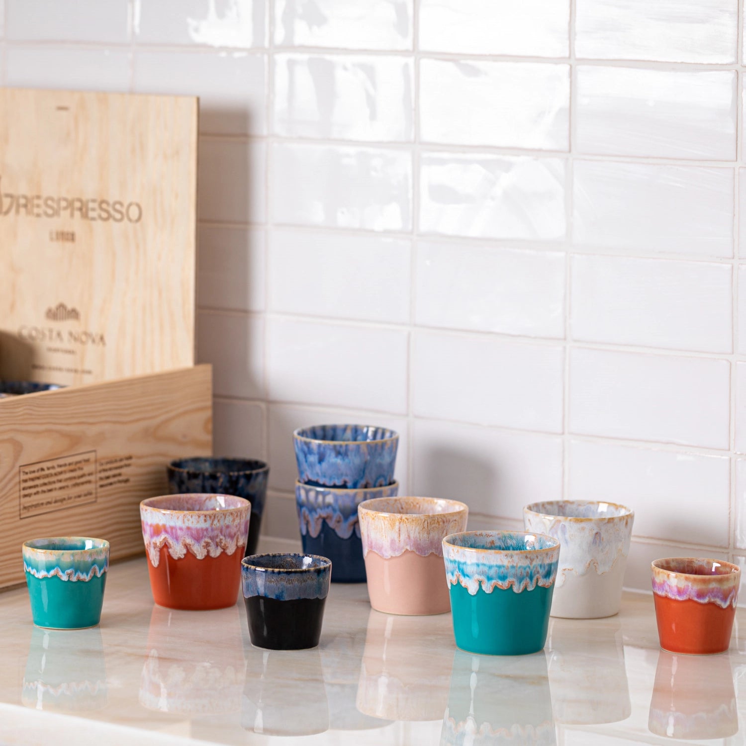 Buntes 24er Set Kaffeetassen in einer edlen Holzbox, perfekt für Geschenke und stilvolle Kaffeepausen, ideal für jeden Anlass.