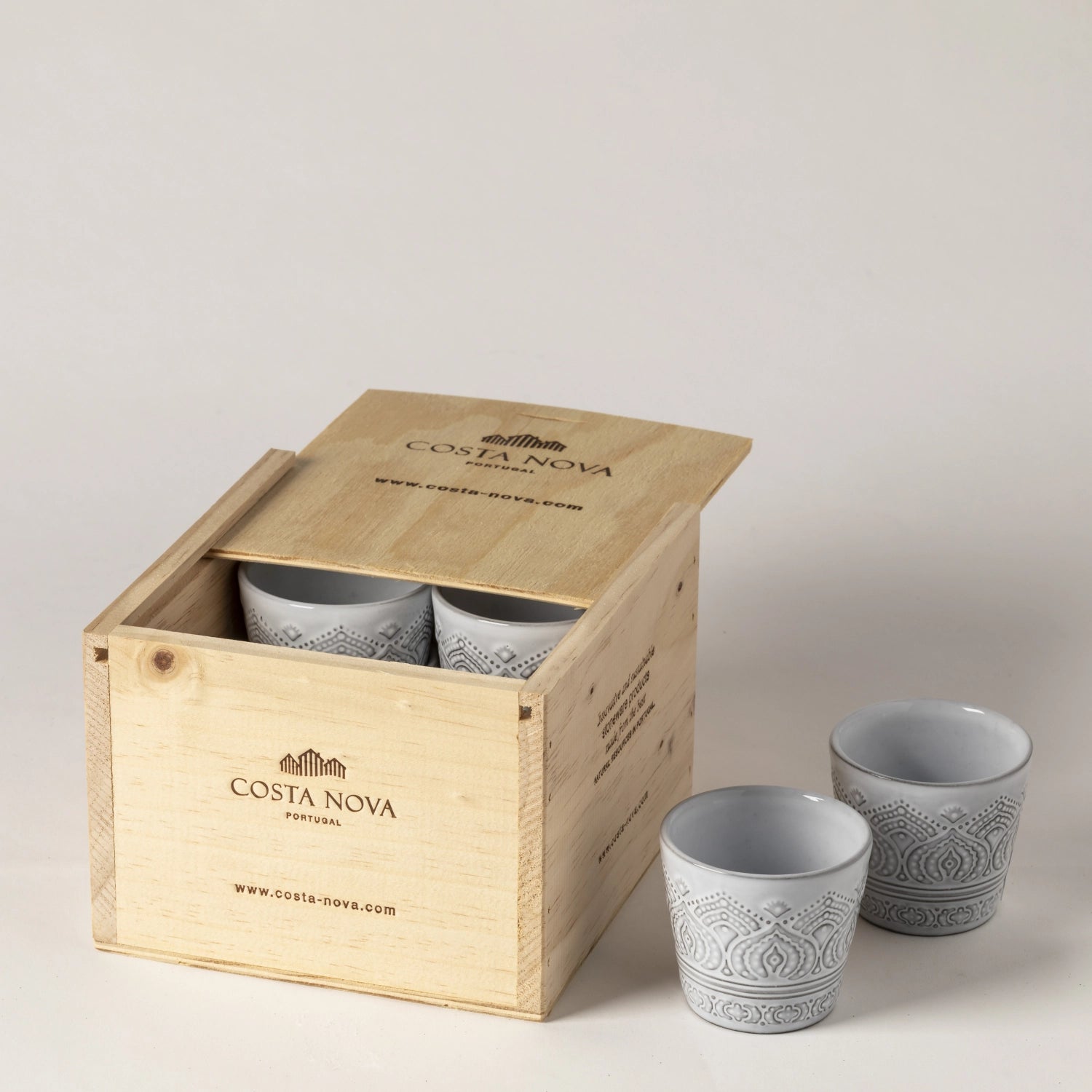 Elegantes 8er Set Espressotassen in Weiß, ideal für Kaffeeliebhaber. Stilvolle Geschenkbox von Costa Nova, perfekt für besondere Anlässe.