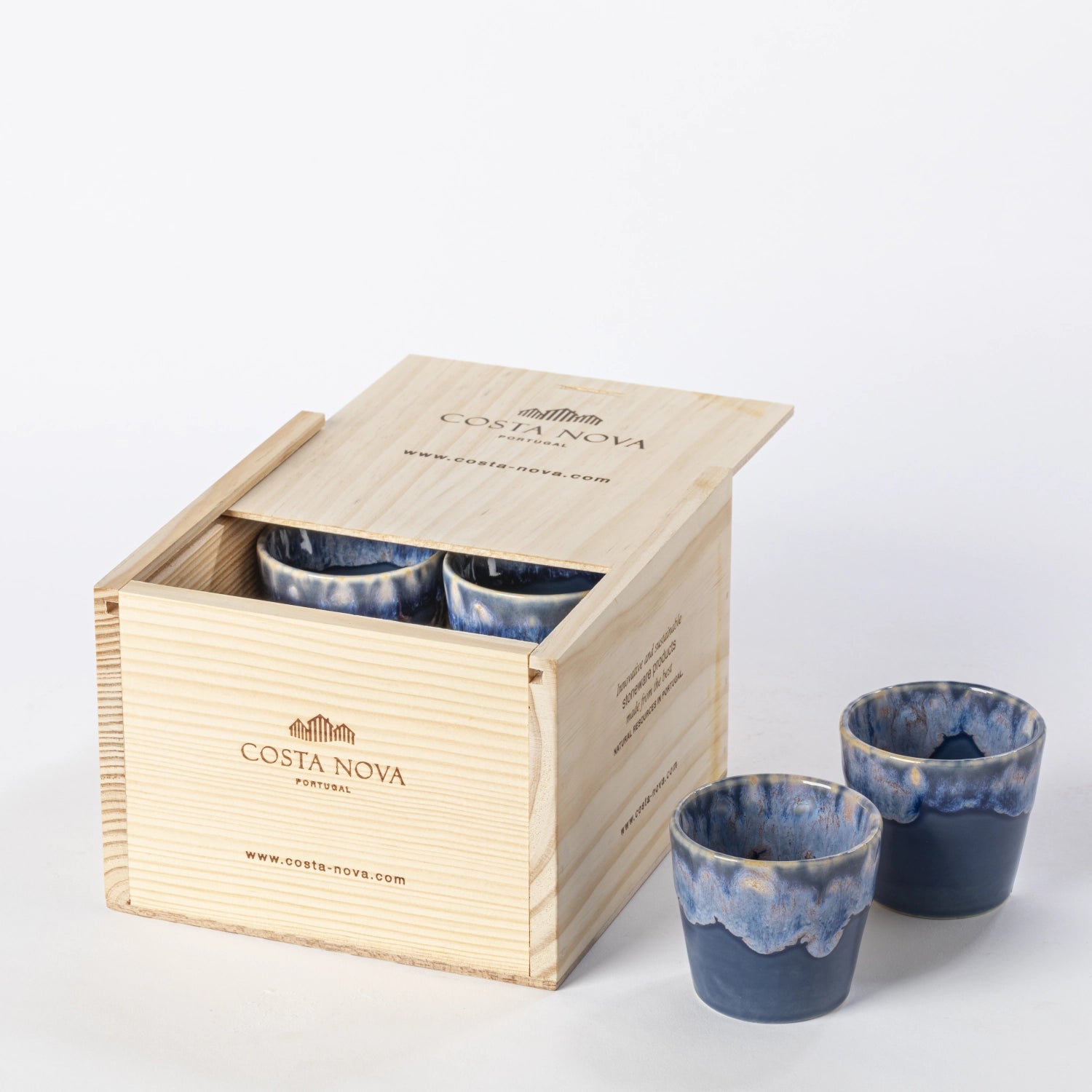 Elegantes 8er Set Espressotassen in Denim-Blau von Costa Nova, ideal für Kaffeeliebhaber und als stilvolles Geschenk. Perfekte Größe von 70ml.