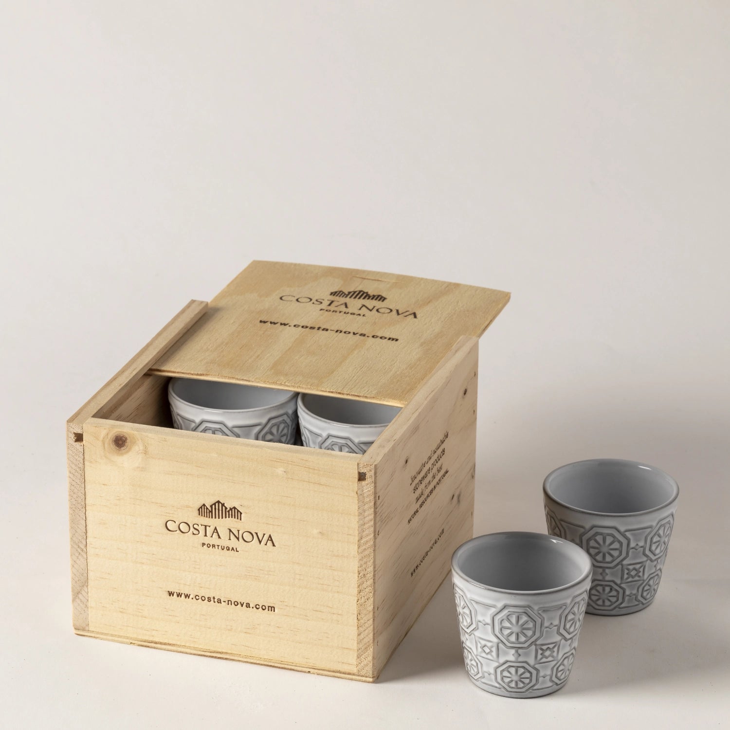Elegantes 8er Set Espressotassen in Weiß, ideal für Kaffeeliebhaber. Perfekt als Geschenk, stilvoll und funktional, von Costa Nova.