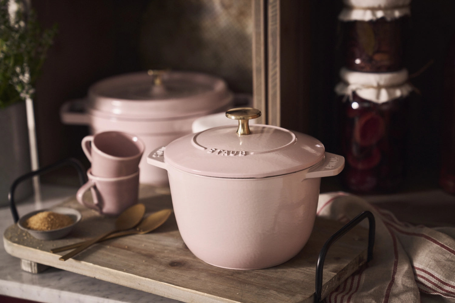 Runde Cocotte von Staub in Sorbet Rose, 22 cm, aus Gusseisen, 2.6 l, ideal zum Kochen und Servieren, stilvolles Küchengerät.