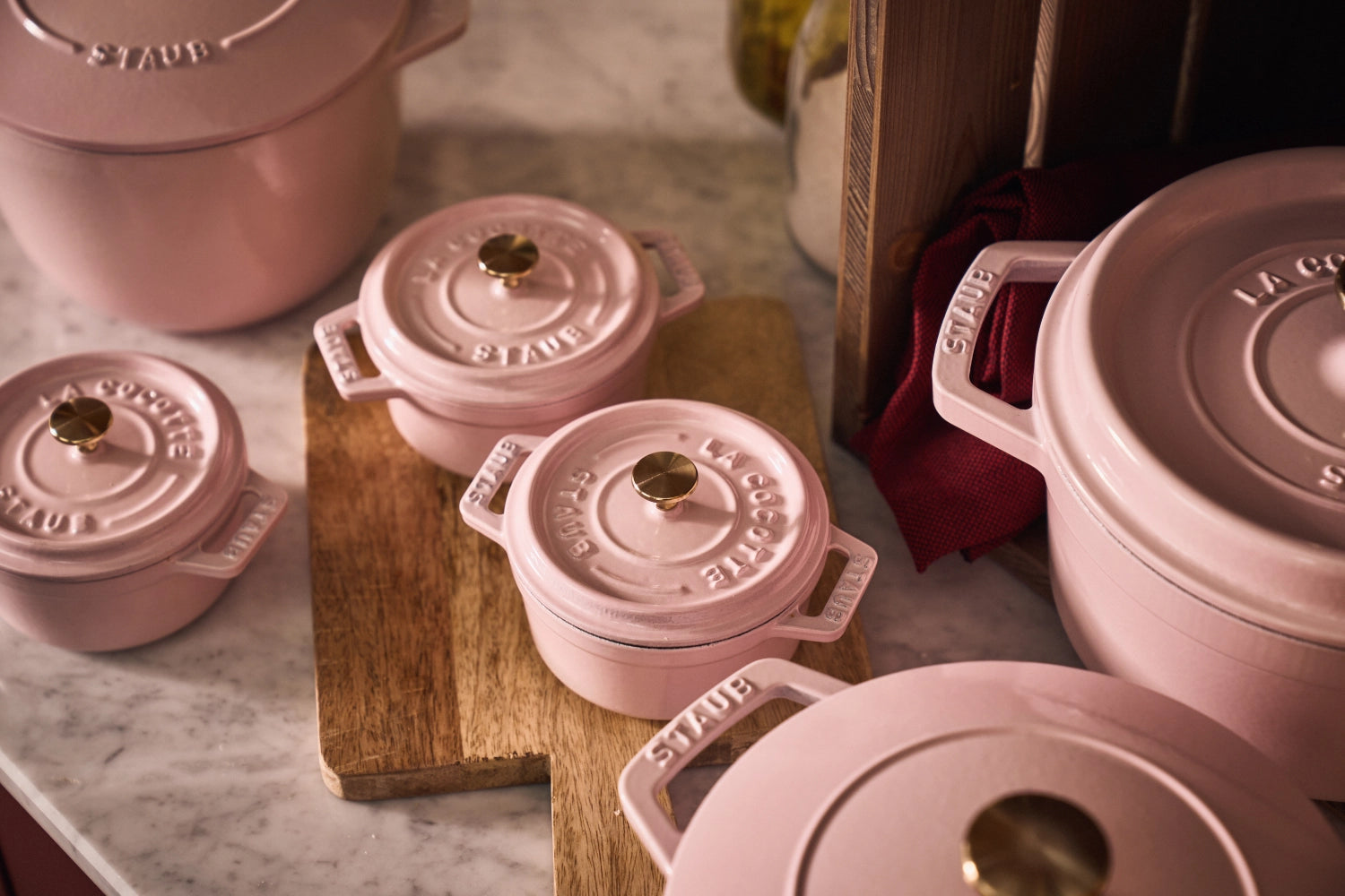 Runde Cocotte von Staub in Sorbet Rose, 24 cm, aus Gusseisen, 3,7 l, ideal für stilvolles Kochen und Servieren.