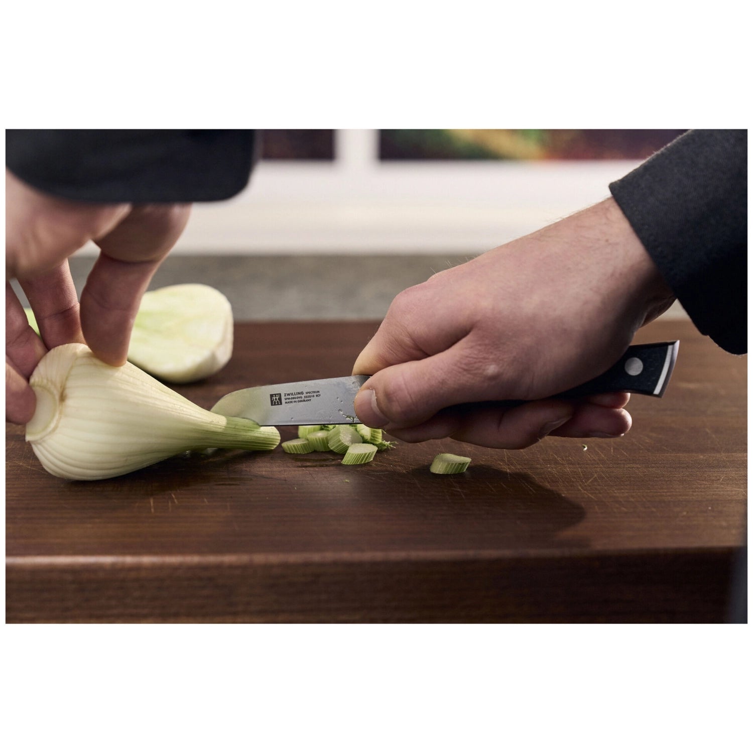 Funktionales Spectrum Gemüsemesser von Zwilling mit 8 cm Klinge, perfekt für feine Schneidarbeiten, in lebhaftem Farbdesign.