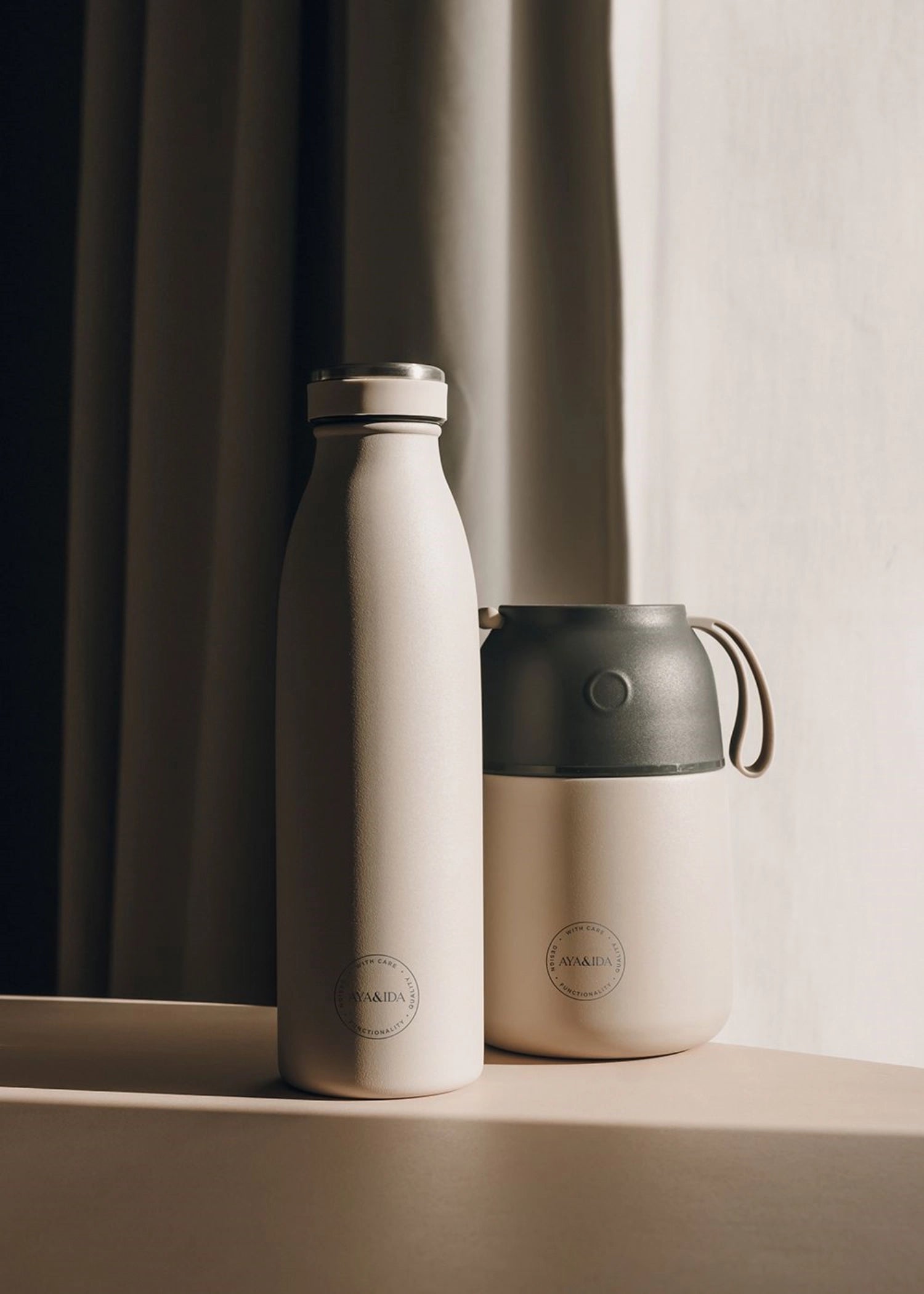 Elegante 500ml Trinkflasche in Cream Beige von AYA&IDA, ideal für unterwegs und umweltfreundlich. Perfekt für jeden Tag.