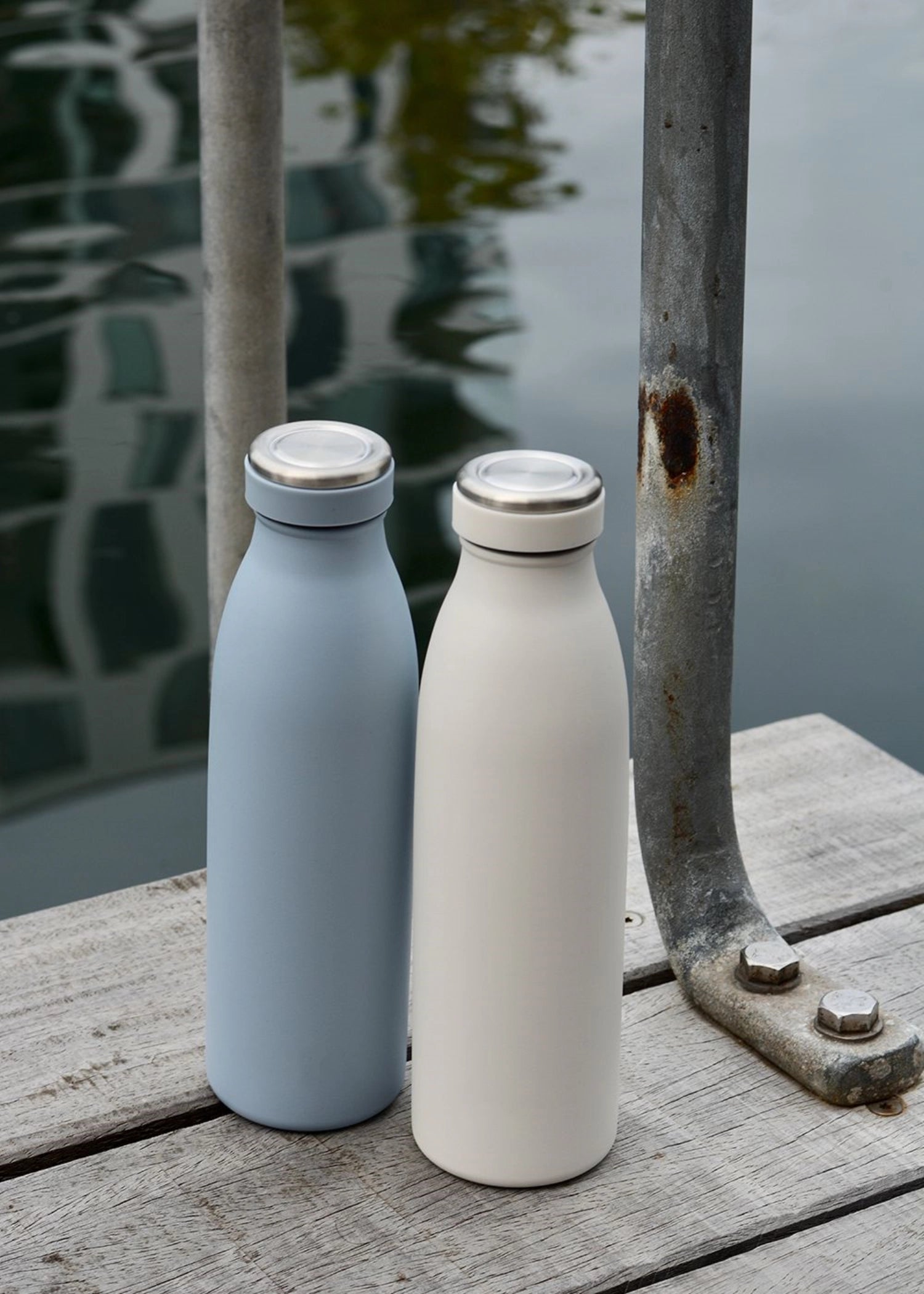 Stilvolle 500ml Trinkflasche in Winter White von AYA&IDA, ideal für kalte Temperaturen und umweltbewusste Trinker. Praktisch und schick.