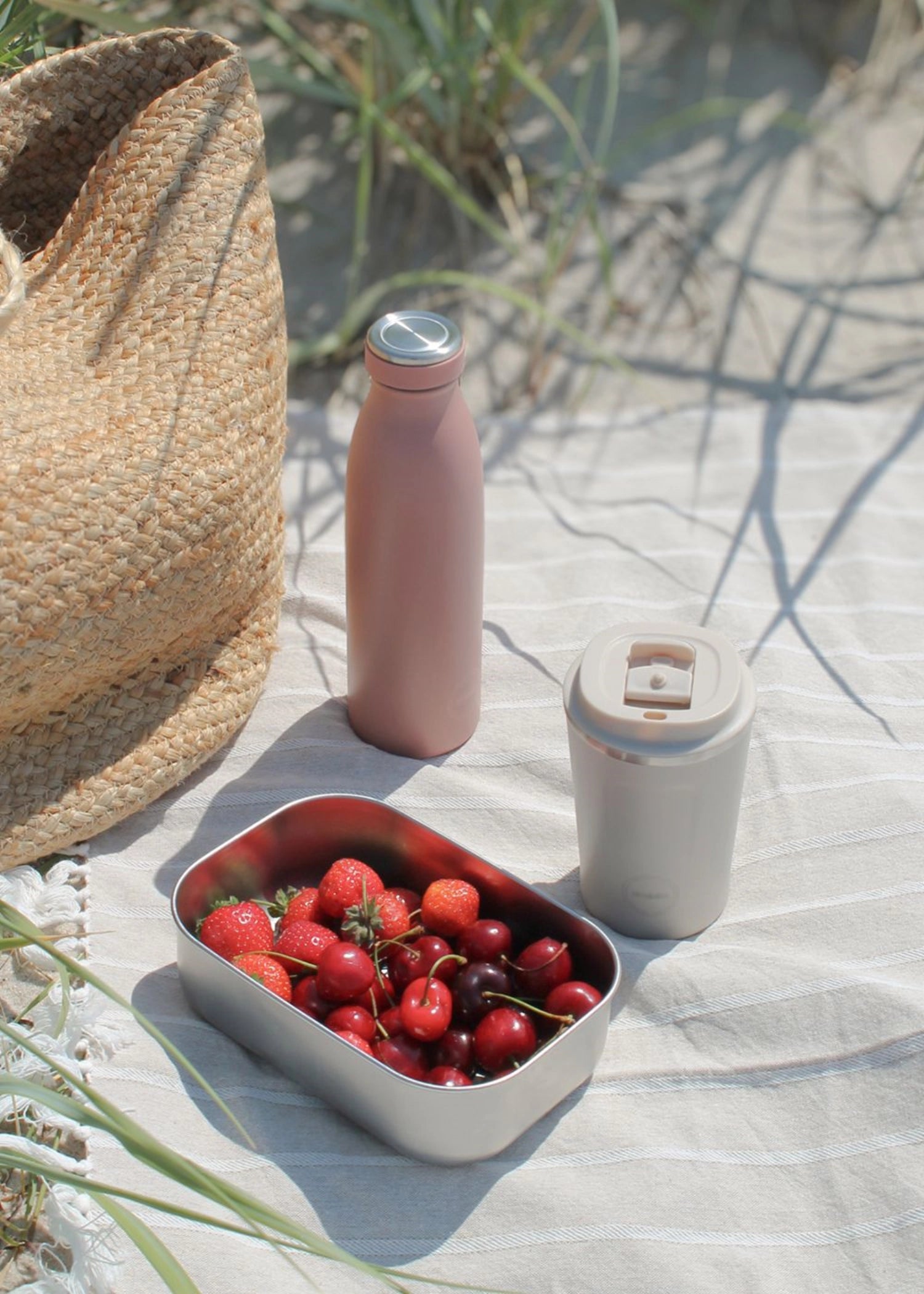 Elegante 500ml Trinkflasche in sanftem Ash Rose, ideal für unterwegs. Hochwertiges Design von AYA&IDA für stilbewusste Trinker.