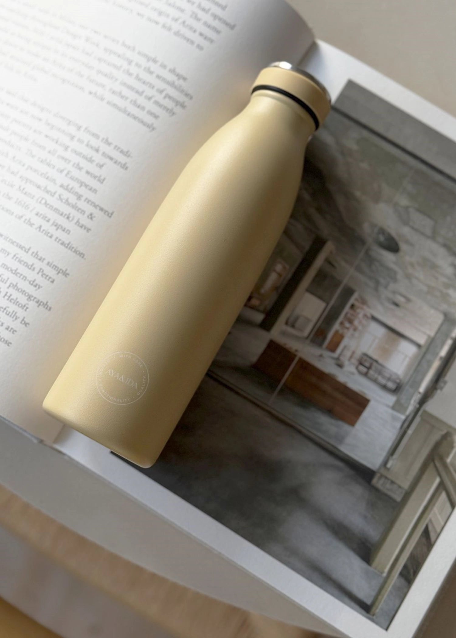 Moderne 500ml Trinkflasche in sanftem Dusty Yellow von AYA&IDA, ideal für aktive Lebensstile und nachhaltigen Genuss.